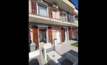 villetta a schiera con giardino e box